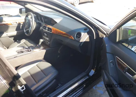 2013 Mercedes-Benz C 250 Sport z USA, uszkodzony, nr VIN WDDGF4HB7DR273292